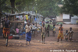 多くの人々が避難しているバンギのGrand Seminaireの敷地にいる子どもたち。