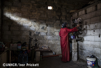 写真:レバノンの建築途中の建物に住むシリア難民の母親