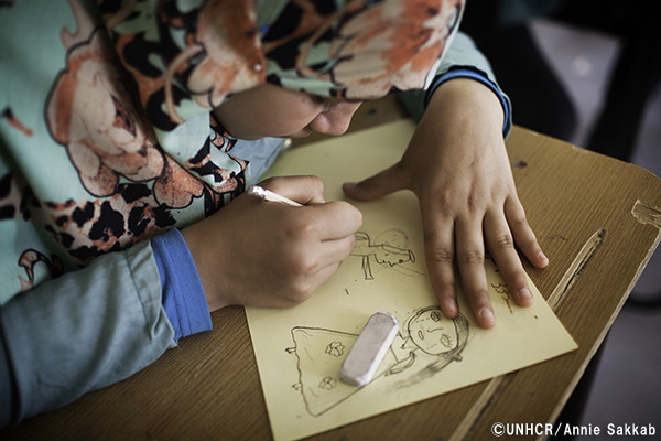 写真:美術学校で学ぶ少女