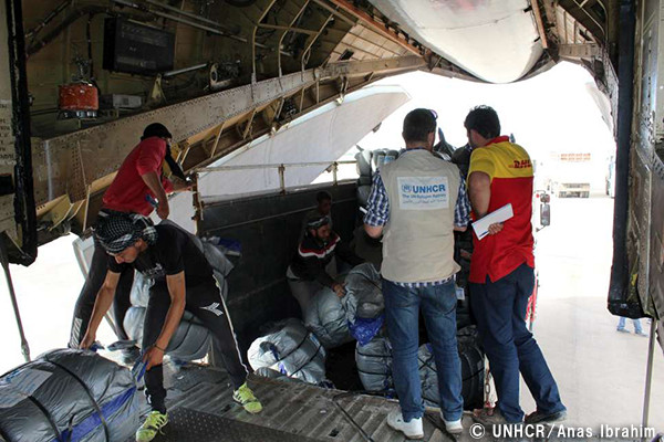 UNHCRの空輸機のうち、最初の1機の到着