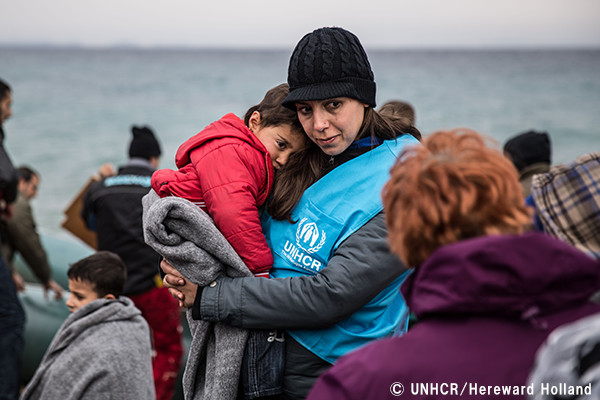 難民を保護するUNHCR職員