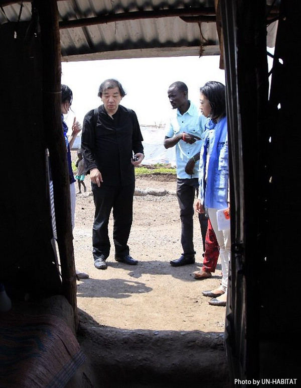 写真:現地で地元の人々やUNHCR職員と話し合う坂氏