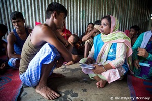 UNHCR職員と話すヌルス