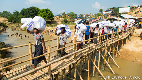 写真：拡張地へ移動するロヒンギャ難民