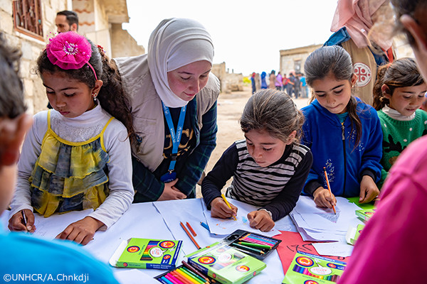 写真：啓発活動を行うUNHCR職員