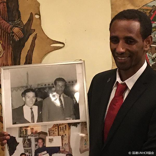 アベベ選手の写真を手にするヨナス選手