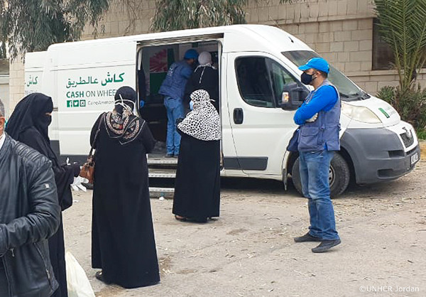 現金給付を実施するためのUNHCRの自動車
