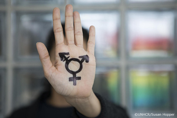 LGBTIのマークが書かれた手のひら