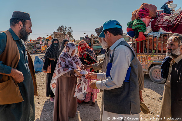 帰還した人々を出迎えるUNHCR職員