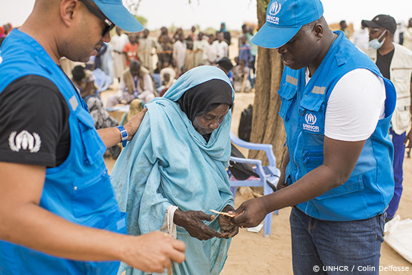 手続きを説明するUNHCR職員