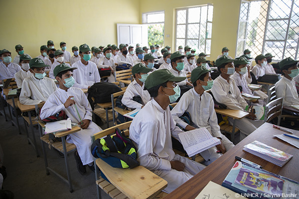 パキスタンで勉強するアフガン難民の男の子たち