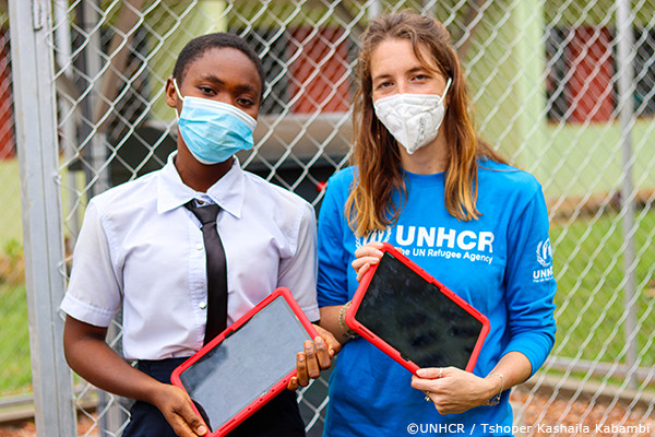 中央アフリカ共和国からの難民とUNHCR職員