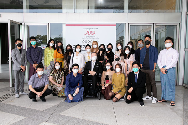 出口学長とAPUの学生たち