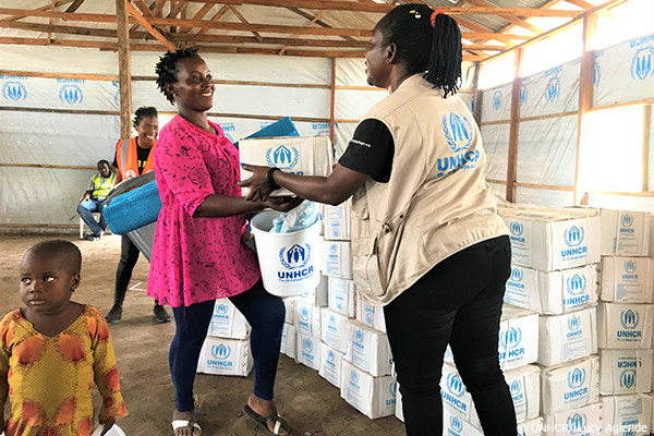 支援物資を渡すUNHCR職員
