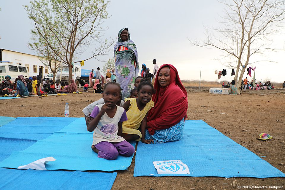 難民とUNHCR職員