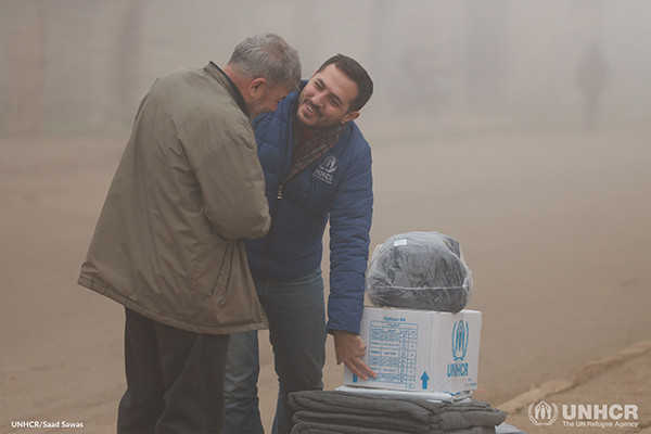 シリアで援助物資を受け取る人々