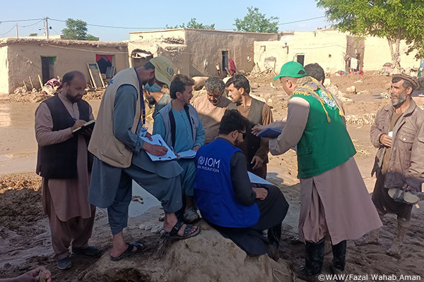 UNHCRの救援物資を受け取る人々