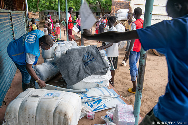 救援物資を運ぶUNHCR職員