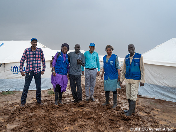 サポートするUNHCRスタッフ