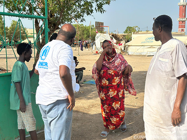 UNHCR職員と国内避難民